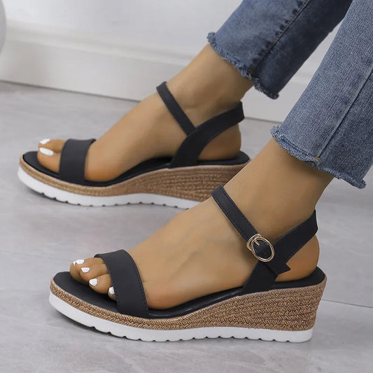 Damen Keilsandaletten mit Schnalle ⎜ Bequeme Sommerschuhe mit leichter Sohle und Absatz für mehr Komfort