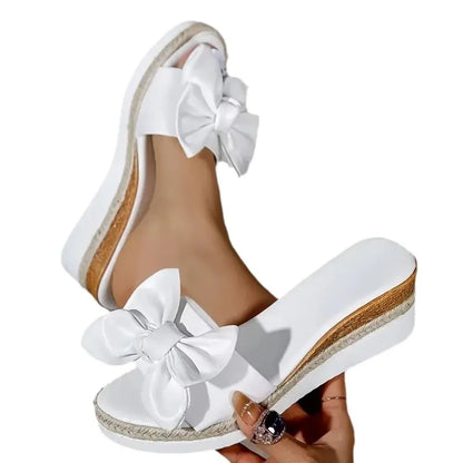 Damen Keilabsatz Slipper ⎜ Bequeme Sommerschuhe mit Schleifendekor und Rutschfester Sohle
