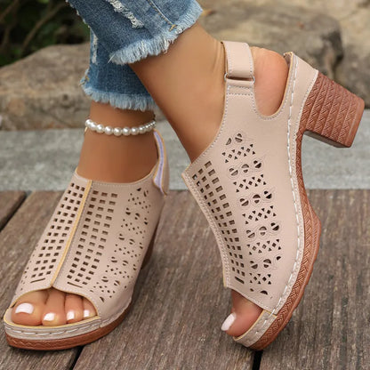 Damen Sandalen mit Blockabsatz ⎜ Bequeme Sommerschuhe im Retro-Stil mit Cut-outs und offener Zehenpartie