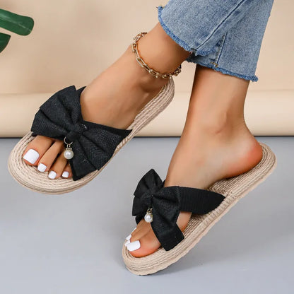 Pantoletten für Damen ⎜ Modische Sommerschuhe mit Jutesohle und großer Schleife für drinnen und draußen