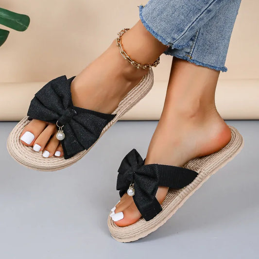 Pantoletten für Damen ⎜ Modische Sommerschuhe mit Jutesohle und großer Schleife für drinnen und draußen
