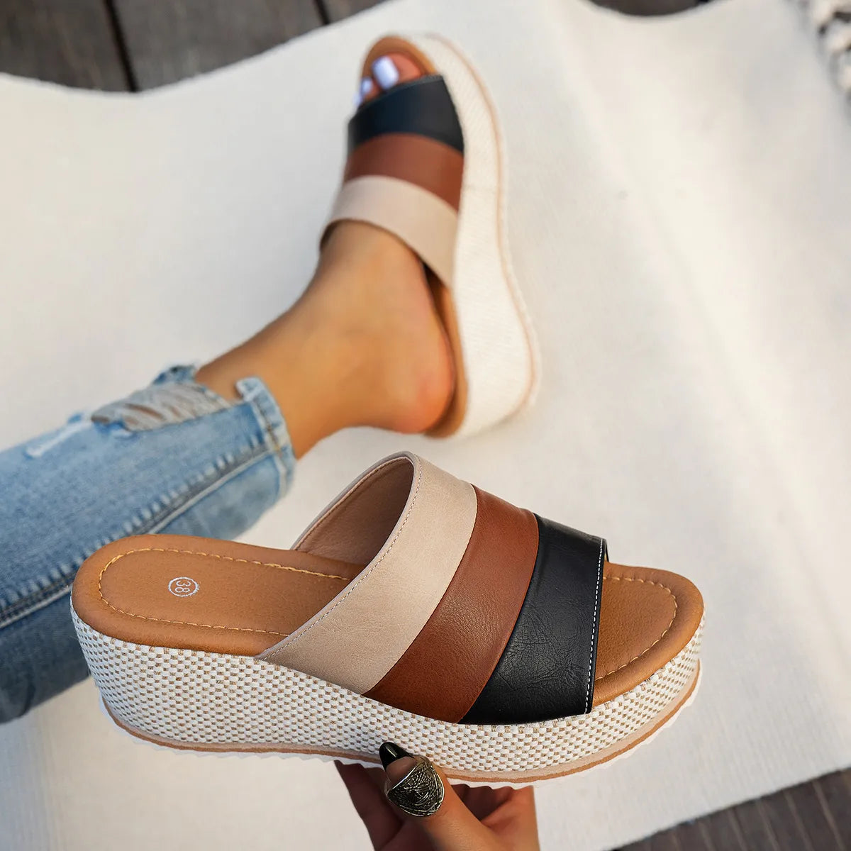 Damen Wedge Sandalen mit Block-Absatz ⎜ Komfortable Plateauslipper mit Farbblock-Design und Riemen