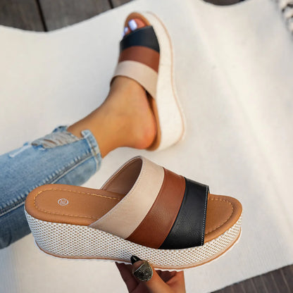 Damen Wedge Sandalen mit Block-Absatz ⎜ Komfortable Plateauslipper mit Farbblock-Design und Riemen