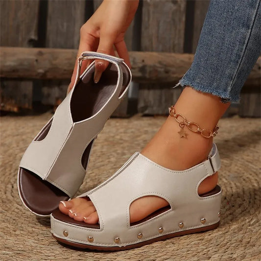 Damen Plateau-Sandalen mit Ausschnitt ⎜ Bequeme Sommerschuhe mit Keilabsatz und offener Zehenpartie