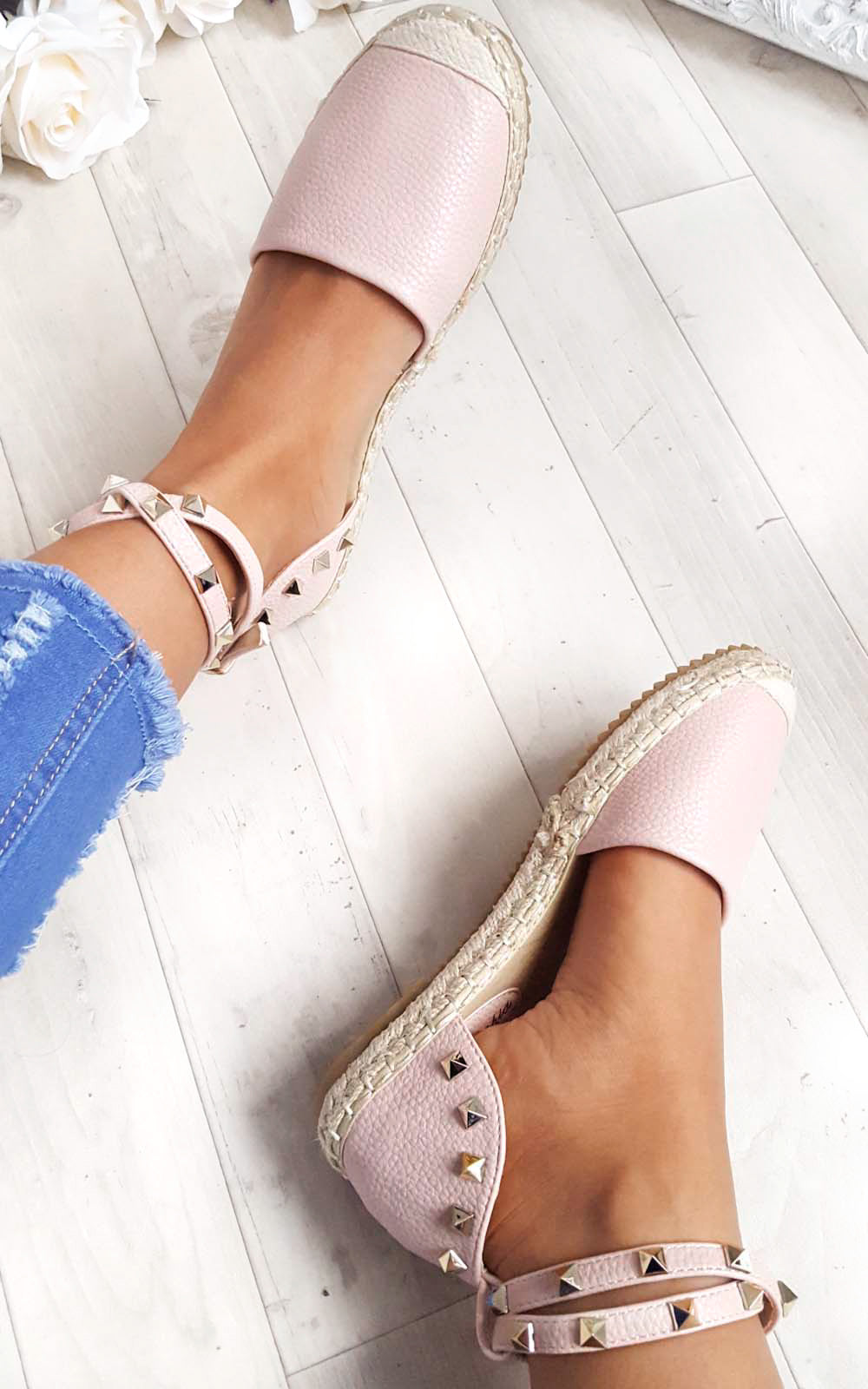Flache Espadrilles für Damen ⎜ Bequeme Schuhe mit Nietenapplikation und Jutegarn-Sohle für den Sommer