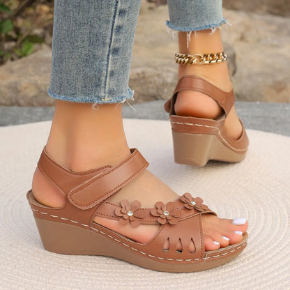 Damen Wedge Sandalen ⎜ Blumen-Design mit verstellbarem Riemen und flacher Sohle für Komfort